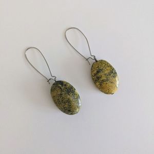 Yellow/black stone dangle earrings